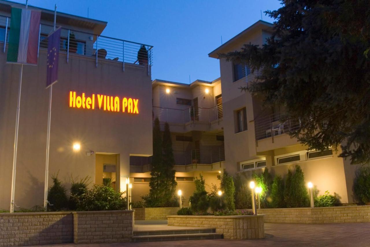 Hotel Villa Pax Balatonalmadi Bagian luar foto